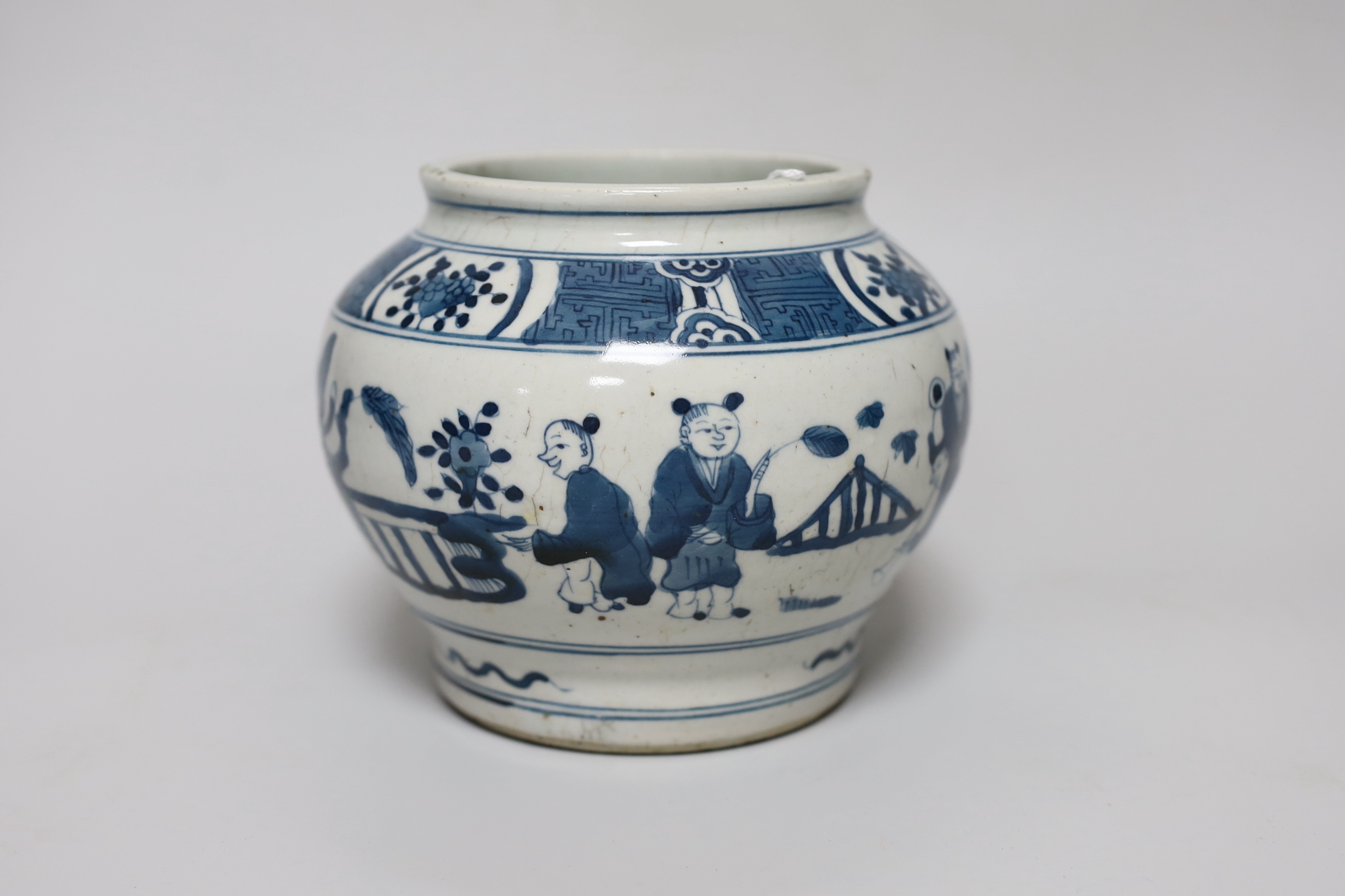 A Chinese blue and white Ming style vase, 13cm